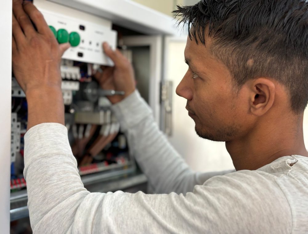 Elektriker prüft Sicherungsautomaten im Schaltschrank