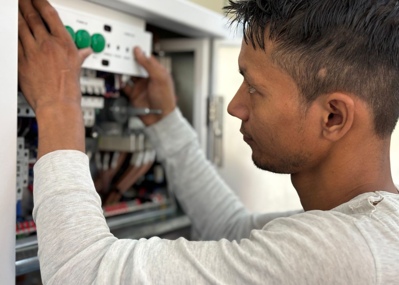Elektriker prüft Sicherungsautomaten im Schaltschrank