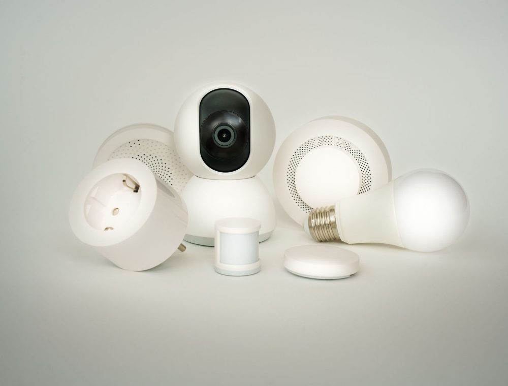 Smart-Home-Geräte wie Kamera, Steckdose und Lampe