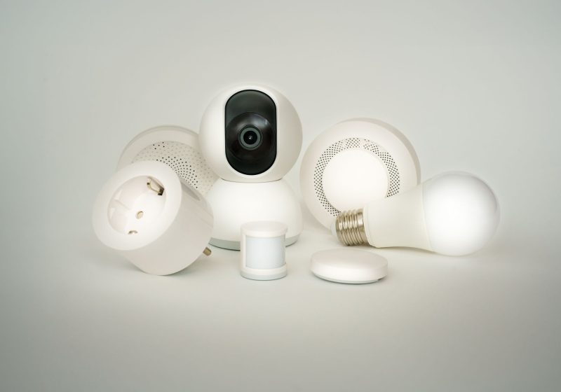Smart-Home-Geräte wie Kamera, Steckdose und Lampe